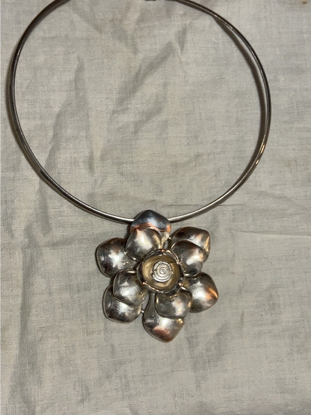 Silver tone Flower Pendant Necklace chocker cuff  - Silver